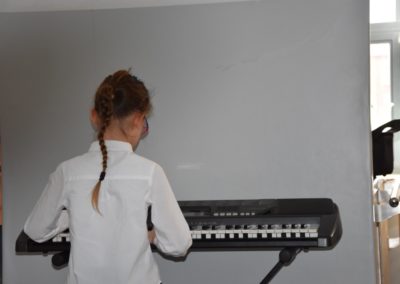 Dziewczyna gra na keyboardzie